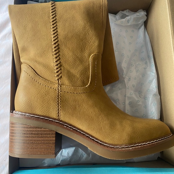 Boots - Picture 2 of 4